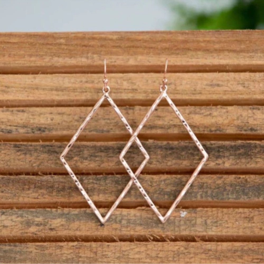 Gold tone 2” diamond shaped metal hammered dangle drop earrings NEW